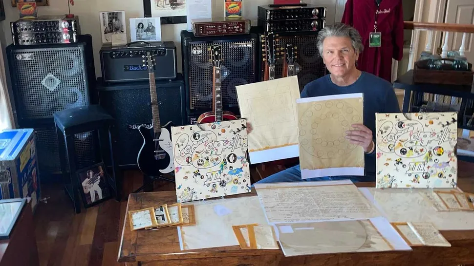 Brian Knapp com os esboços de Zacron do Led Zeppelin III. Crédito: Brian Knapp.