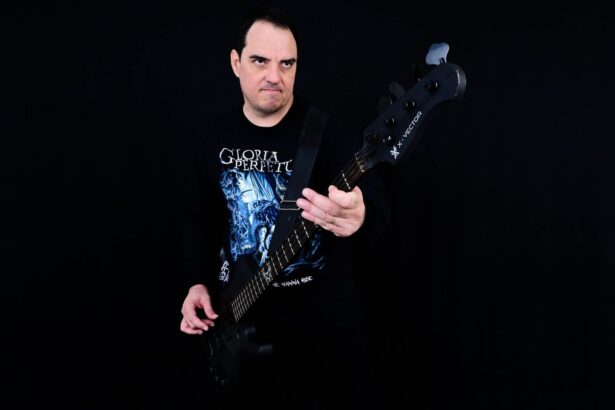 Baixista Daniel Fuchshuber do Gloria Perpetua. Crédito: Célio Ferreira.