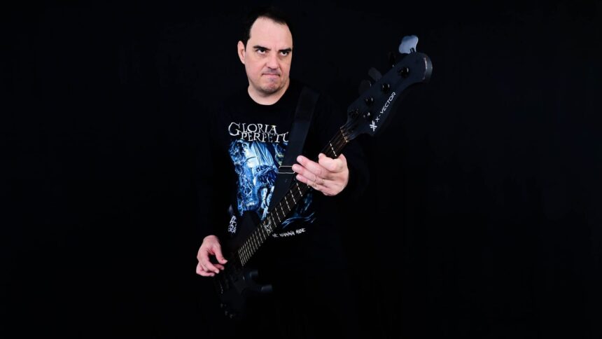 Baixista Daniel Fuchshuber do Gloria Perpetua. Crédito: Célio Ferreira.