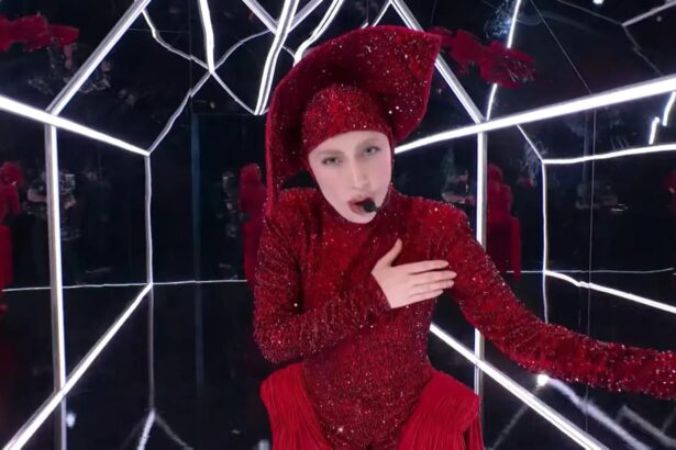 Lady Gaga cantando Abracadabra o SNL. Crédito: Reprodução Youtube.