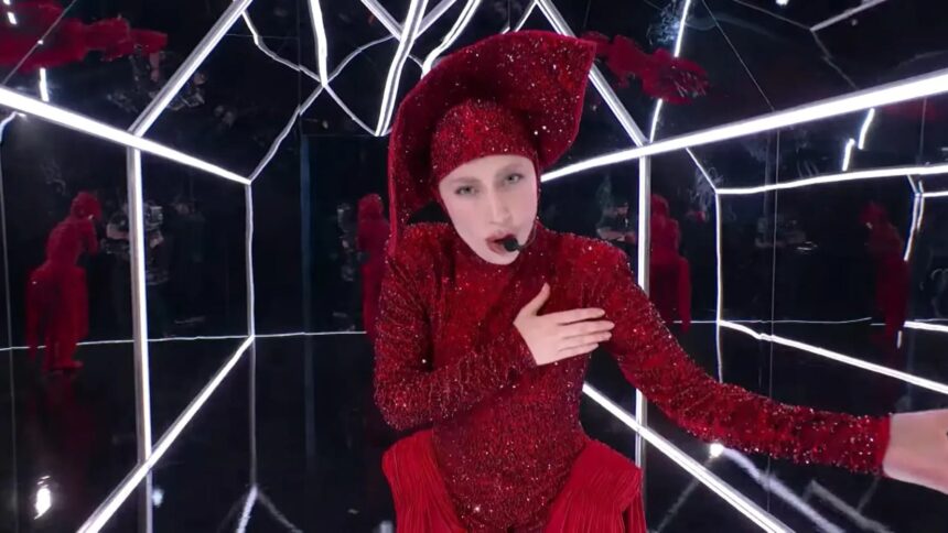 Lady Gaga cantando Abracadabra o SNL. Crédito: Reprodução Youtube.