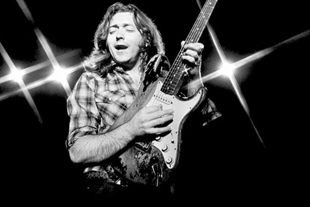 Rory Gallagher. Crédito: Brian Cooke / Redferns.