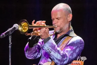 Foto: Flea. Crédito: Miikka Skaffari.