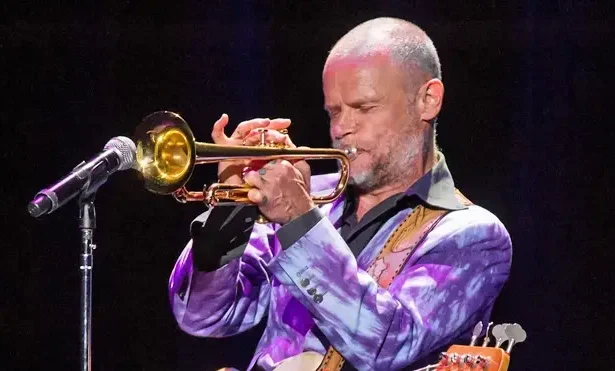 Foto: Flea. Crédito: Miikka Skaffari.