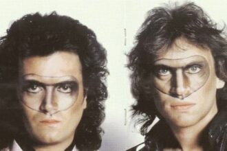 Hughes/Thrall. Divulgação Encarte CD.