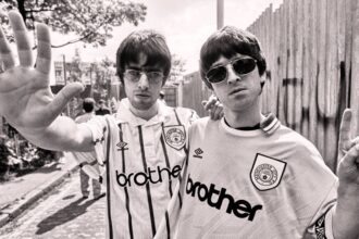 Foto: Noel e Liam Gallagher. Crédito: Kevin Cummins.
