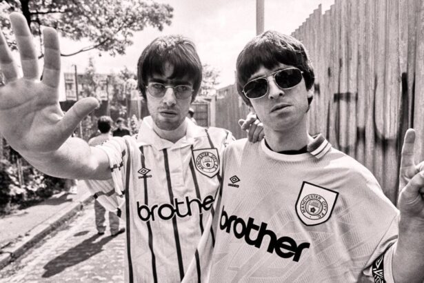 Foto: Noel e Liam Gallagher. Crédito: Kevin Cummins.