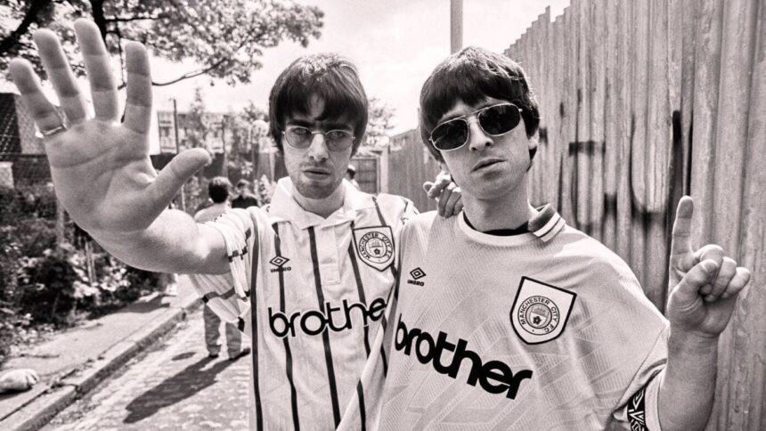 Foto: Noel e Liam Gallagher. Crédito: Kevin Cummins.