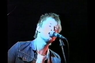 Foto: Thom Yorke do Radiohead. Crédito: canal Radiohead no Youtube.