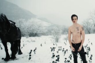 Foto: Yungblud. Crédito: Vpideo de "Hello Heaven, Hello".