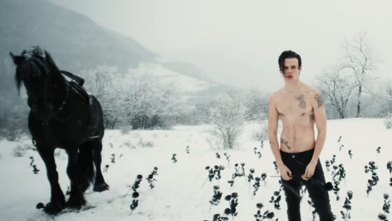Yungblud apresenta “Hello Heaven, Hello”, uma música de transformação e redescoberta