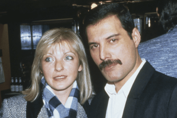 Freddie Mercury e Mary Austin em 1985.