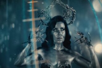 Arch Enemy / A Million Suns. Crédito: Reprodução / Youtube.