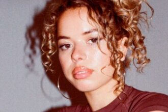 Foto: Nilüfer Yanya. Crédito: Molly Daniel.