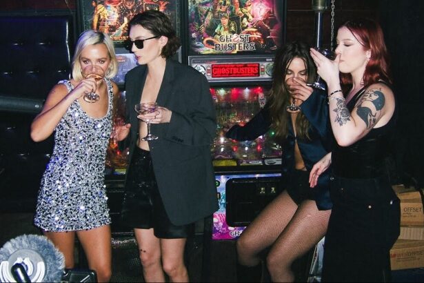 Foto: The Beaches. Crédito: Clipe da Last Night At The Party.