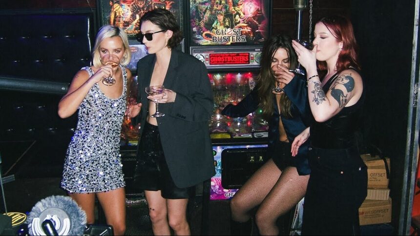Foto: The Beaches. Crédito: Clipe da Last Night At The Party.