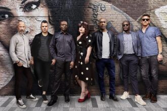 Foto: Banda original Amy Winehouse. Crédito: Bang Showbiz.