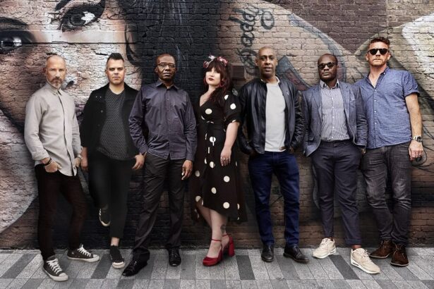 Foto: Banda original Amy Winehouse. Crédito: Bang Showbiz.