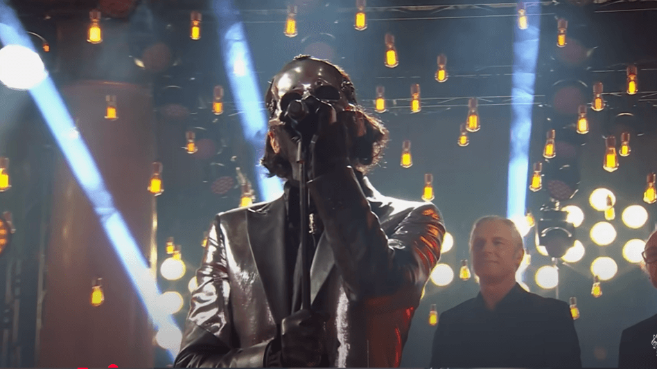 Tobias Forge homenageia o Queen em premiação na Suécia