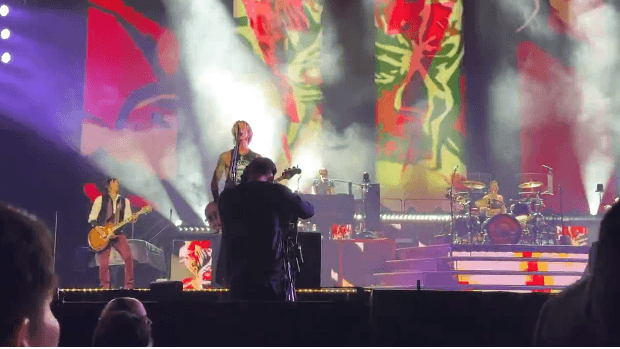 Guns N' Roses - Thunder and Lightning Cover Thin Lizzy. Crédito: Reprodução Youtube.