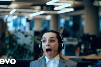 Foto: Crédito: Jehnny Beth; Imagem do clipe Broken Ribs.