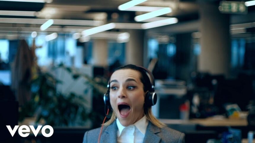 Foto: Crédito: Jehnny Beth; Imagem do clipe Broken Ribs.