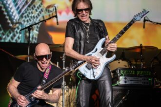 Joe Satriani/Steve Vai. Crédito: Jon Luini.