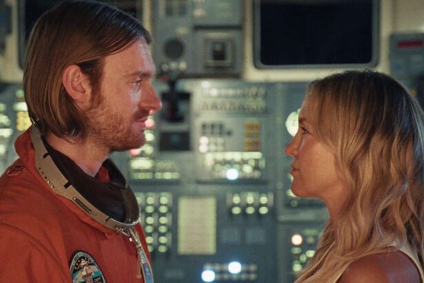 Foto: Kate Hudson e Finneas. Crédito: clipe 2001.