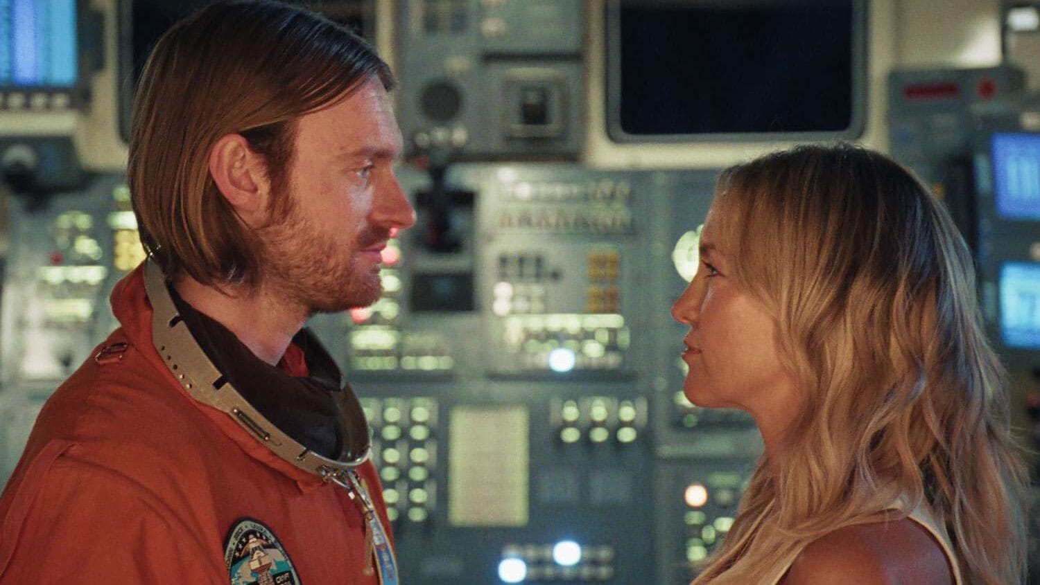 Foto: Kate Hudson e Finneas. Crédito: clipe 2001.