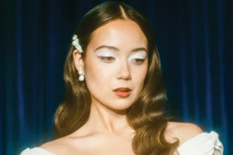 Foto: Laufey. Crédito: Nicole Mago.