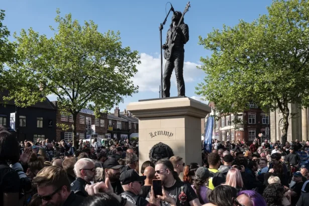 Estátua de Lemmy Kilmister do Motorhëad. Crédito: Ryan Jenkinson/Getty Images.
