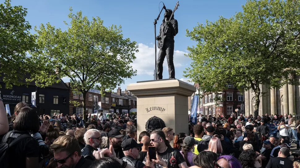 Estátua de Lemmy Kilmister do Motorhëad. Crédito: Ryan Jenkinson/Getty Images.