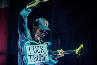 Tom Morello / Fuck Trump. Crédito: Ollie Millington / Wire Image.