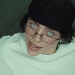 Foto: Billie Eilish. Crédito: Clipe Birds Of A Feather.