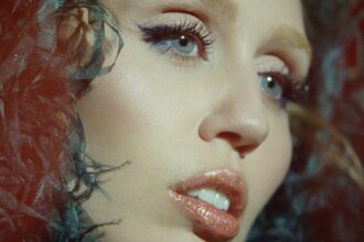 Miley Cyrus/Something Beautiful. Crédito: Divulgação.