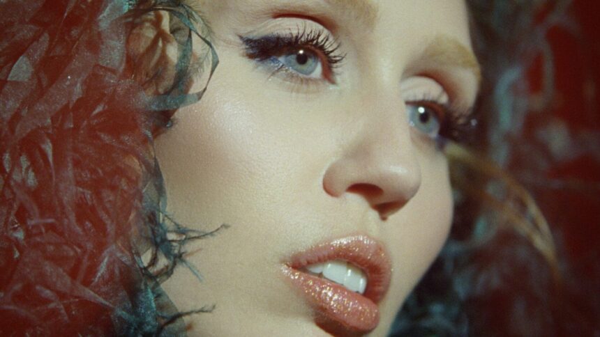 Miley Cyrus/Something Beautiful. Crédito: Divulgação.