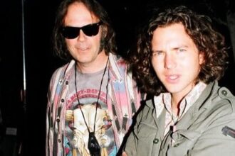 Neil Young e Eddie Vedder. Crédito: Jeff Kravitz/FilmMagic.