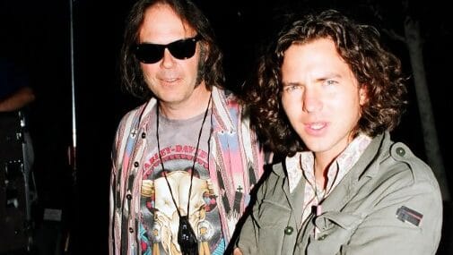 Neil Young e Eddie Vedder. Crédito: Jeff Kravitz/FilmMagic.