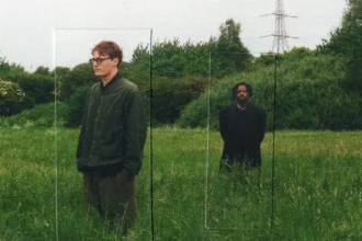 Oscar Farrell e Sampha. Crédito: Clipe "Dream Therapy".