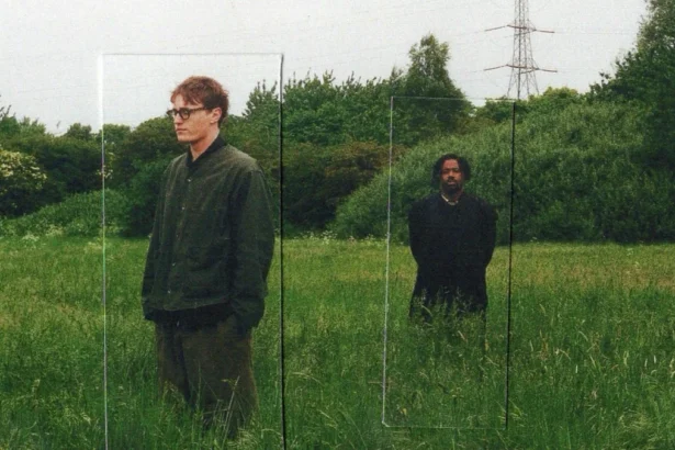 Oscar Farrell e Sampha. Crédito: Clipe "Dream Therapy".