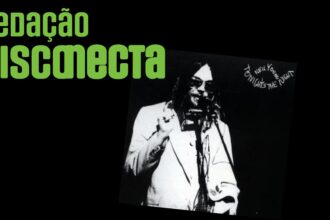 Capa Redação DISCONECTA edição Na mais recente edição do **Redação Disconecta**, os anfitriões Marcelo Scherer, Luis Fernando Brod e Julio Mauro mergulharam fundo no clássico de Neil Young, **"Tonight's the Night"**, que celebra seu quinquagésimo aniversário neste mês de junho. Considerado o terceiro disco da famosa "trilogia fossa" (ou "trilogia dit"), "Tonight's the Night" tem uma história peculiar de lançamento e gravação. Embora tenha sido o último a ser lançado dessa sequência (depois de "Time Fades Away" e "On the Beach"), **foi, na verdade, o primeiro a ser gravado**, com a gravadora optando por um lançamento invertido, talvez por não considerá-lo adequado ao momento. **Um Disco de Contrapontos e Emoção Crua** O álbum é descrito como um **"discaço" sensacional** para quem aprecia música. Ele se destaca por suas letras profundas e depressivas, abordando temas de morte e perda. No entanto, o instrumental é surpreendentemente o oposto: **as músicas podem soar alegres, criando um contraponto marcante** entre a melodia e o conteúdo lírico. Essa dualidade é uma característica única de Neil Young, que inclusive leva o ouvinte a uma reflexão sobre a depressão, onde a aparência externa de alegria pode mascarar uma profunda dor interna. Marcelo Scherer, Luis Fernando Brod e Julio Mauro enfatizaram a **natureza crua e pura** do disco. Ele foi gravado com pouquíssima produção, capturando o som da banda como se fosse ao vivo, com muita espontaneidade e "feeling". Essa falta de polimento foi, inclusive, um dos motivos pelos quais a gravadora hesitou em lançá-lo, buscando algo mais "limpo" e produzido, como o bem-sucedido "Harvest". No entanto, essa abordagem "suja" e autêntica de "Tonight's the Night" **antecipou muito do que Neil Young faria em discos posteriores**, como "Rust Never Sleeps", e até mesmo o surgimento do gênero grunge nos anos 80 e 90. **As Perdas Pessoais e a "Fossa"** A melancolia do disco é intrinsecamente ligada a um período extremamente difícil na vida de Neil Young. A "fossa" que o cerca é principalmente devida à morte de dois amigos próximos e colaboradores: **Danny Whitten**, guitarrista do Crazy Horse, e **Bruce Berry**, o roadie da banda, ambos falecidos por overdose de drogas em um curto espaço de tempo. A morte de Whitten, em 1973, foi particularmente dolorosa para Young, que carregava o peso da culpa por tê-lo demitido de uma turnê do "Harvest" pouco antes de sua morte, chegando a lhe dar 50 dólares e uma passagem de ônibus para ir para casa. O disco, inclusive, **começa e termina com Neil Young chamando por Bruce Berry**. Além das perdas pessoais, os anos 70 também trouxeram uma desilusão generalizada para Neil Young, especialmente com o fracasso do movimento hippie e das lutas sociais, como o movimento anti-guerra, em surtir o efeito desejado, sendo "atropelados por um monte de desgraças". **O Estilo e a Vida de Neil Young** Os hosts ressaltaram a personalidade e a abordagem artística de Neil Young. Ele é conhecido por **sempre lutar contra a fama de "rockstar"**, mantendo-se fiel às suas opiniões e convicções, mesmo que fossem "agressivas" para quem pensava diferente. Sua carreira é marcada por **nadar "contra a corrente"**, não seguindo regras ou tendências da indústria. Ele é descrito como um "cara muito simples" com um "ar interiorano", vivendo de forma comunitária, uma influência que remonta à sua vivência na cultura hippie dos anos 60. A discografia de Neil Young é notavelmente confusa para muitos fãs, pois ele frequentemente **lança álbuns com gravações de épocas diferentes**, não seguindo uma ordem cronológica de gravação. Ele é um artista incrivelmente prolífico, com uma "genialidade ímpar", que muitas vezes resgata composições antigas para novos lançamentos. Essa liberdade artística, de fazer "o que quiser" em vez de seguir o que o mercado pede, é uma marca registrada de sua carreira. Sua influência é vasta, sendo considerado o **"padrinho do grunge"** e inspirando artistas como Bruce Springsteen, Lucinda Williams, e até mesmo Nando Reis no Brasil. **Influências Musicais e Detalhes da Gravação** "Tonight's the Night" exibe uma sonoridade que, apesar de ser "cruza", possui elementos que remetem aos anos 60, com influências de blues e bandas como Creedence Clearwater Revival. O uso do **pedal steel (ou slide guitar)** adiciona um "charme" melancólico ao disco, com suas melodias arrastadas que aprofundam o sentimento de tristeza. Curiosamente, Neil Young abertamente "chupou" uma melodia dos Rolling Stones, da música "Lady Jane", para sua canção "Borrowed Tune", confessando que estava "muito chapado para escrever a própria melodia". A gravação do álbum, que ocorreu no estúdio SIR (Studio Instrument Rentals) por indicação de Bruce Berry, foi tão pouco convencional quanto o artista. Neil Young relatou que a banda começava a beber tequila e fumar maconha por volta das 17h, e só quando atingiam um estado de "totalmente abertos a todo o clima", por volta da meia-noite, é que se dirigiam a um palco improvisado no porão para "ensaiar" e gravar. Ele descreveu essa experiência como "assustadora" e considerou "Tonight's the Night" o álbum que mais "sente" de todos que já fez. **"Time Fades Away" e a Desilusão dos Fãs** Luis Fernando Brod lembrou que os três álbuns da trilogia (incluindo "Time Fades Away", o primeiro a ser lançado) foram inicialmente odiados pelos fãs. "Time Fades Away" era uma gravação ao vivo da turnê de "Harvest", mas com Neil Young optando por tocar músicas inéditas, totalmente "anti-herói". Era um disco difícil de ouvir, com a banda sem sincronismo ou química, apenas tentando acompanhar as "loucuras" de Young. **A Arte da Capa** Para encerrar, Julio Mauro trouxe uma curiosidade sobre a capa original de "Tonight's the Night": ela era impressa em preto e branco em **papel de mata-borrão**, o que criava um efeito visual onde a tinta se espalhava, dando uma aparência única e quase desfocada, como um desenho em papel toalha. As primeiras edições também continham uma mensagem enigmática: "Sinto muito, você não conhece essas pessoas, mas isso não significa nada para você", uma homenagem aos amigos falecidos. Tonight's the Night