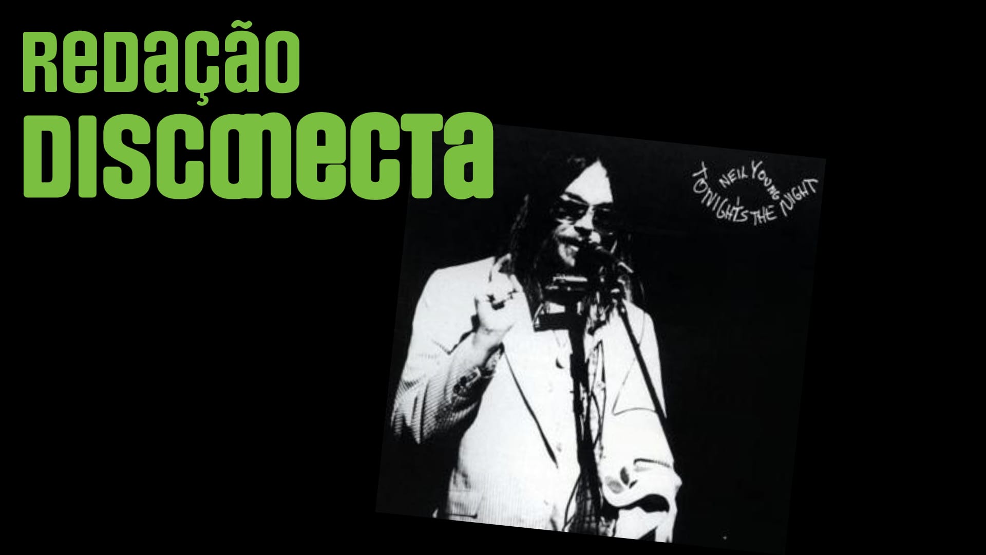 Capa Redação DISCONECTA edição Na mais recente edição do **Redação Disconecta**, os anfitriões Marcelo Scherer, Luis Fernando Brod e Julio Mauro mergulharam fundo no clássico de Neil Young, **"Tonight's the Night"**, que celebra seu quinquagésimo aniversário neste mês de junho. Considerado o terceiro disco da famosa "trilogia fossa" (ou "trilogia dit"), "Tonight's the Night" tem uma história peculiar de lançamento e gravação. Embora tenha sido o último a ser lançado dessa sequência (depois de "Time Fades Away" e "On the Beach"), **foi, na verdade, o primeiro a ser gravado**, com a gravadora optando por um lançamento invertido, talvez por não considerá-lo adequado ao momento. **Um Disco de Contrapontos e Emoção Crua** O álbum é descrito como um **"discaço" sensacional** para quem aprecia música. Ele se destaca por suas letras profundas e depressivas, abordando temas de morte e perda. No entanto, o instrumental é surpreendentemente o oposto: **as músicas podem soar alegres, criando um contraponto marcante** entre a melodia e o conteúdo lírico. Essa dualidade é uma característica única de Neil Young, que inclusive leva o ouvinte a uma reflexão sobre a depressão, onde a aparência externa de alegria pode mascarar uma profunda dor interna. Marcelo Scherer, Luis Fernando Brod e Julio Mauro enfatizaram a **natureza crua e pura** do disco. Ele foi gravado com pouquíssima produção, capturando o som da banda como se fosse ao vivo, com muita espontaneidade e "feeling". Essa falta de polimento foi, inclusive, um dos motivos pelos quais a gravadora hesitou em lançá-lo, buscando algo mais "limpo" e produzido, como o bem-sucedido "Harvest". No entanto, essa abordagem "suja" e autêntica de "Tonight's the Night" **antecipou muito do que Neil Young faria em discos posteriores**, como "Rust Never Sleeps", e até mesmo o surgimento do gênero grunge nos anos 80 e 90. **As Perdas Pessoais e a "Fossa"** A melancolia do disco é intrinsecamente ligada a um período extremamente difícil na vida de Neil Young. A "fossa" que o cerca é principalmente devida à morte de dois amigos próximos e colaboradores: **Danny Whitten**, guitarrista do Crazy Horse, e **Bruce Berry**, o roadie da banda, ambos falecidos por overdose de drogas em um curto espaço de tempo. A morte de Whitten, em 1973, foi particularmente dolorosa para Young, que carregava o peso da culpa por tê-lo demitido de uma turnê do "Harvest" pouco antes de sua morte, chegando a lhe dar 50 dólares e uma passagem de ônibus para ir para casa. O disco, inclusive, **começa e termina com Neil Young chamando por Bruce Berry**. Além das perdas pessoais, os anos 70 também trouxeram uma desilusão generalizada para Neil Young, especialmente com o fracasso do movimento hippie e das lutas sociais, como o movimento anti-guerra, em surtir o efeito desejado, sendo "atropelados por um monte de desgraças". **O Estilo e a Vida de Neil Young** Os hosts ressaltaram a personalidade e a abordagem artística de Neil Young. Ele é conhecido por **sempre lutar contra a fama de "rockstar"**, mantendo-se fiel às suas opiniões e convicções, mesmo que fossem "agressivas" para quem pensava diferente. Sua carreira é marcada por **nadar "contra a corrente"**, não seguindo regras ou tendências da indústria. Ele é descrito como um "cara muito simples" com um "ar interiorano", vivendo de forma comunitária, uma influência que remonta à sua vivência na cultura hippie dos anos 60. A discografia de Neil Young é notavelmente confusa para muitos fãs, pois ele frequentemente **lança álbuns com gravações de épocas diferentes**, não seguindo uma ordem cronológica de gravação. Ele é um artista incrivelmente prolífico, com uma "genialidade ímpar", que muitas vezes resgata composições antigas para novos lançamentos. Essa liberdade artística, de fazer "o que quiser" em vez de seguir o que o mercado pede, é uma marca registrada de sua carreira. Sua influência é vasta, sendo considerado o **"padrinho do grunge"** e inspirando artistas como Bruce Springsteen, Lucinda Williams, e até mesmo Nando Reis no Brasil. **Influências Musicais e Detalhes da Gravação** "Tonight's the Night" exibe uma sonoridade que, apesar de ser "cruza", possui elementos que remetem aos anos 60, com influências de blues e bandas como Creedence Clearwater Revival. O uso do **pedal steel (ou slide guitar)** adiciona um "charme" melancólico ao disco, com suas melodias arrastadas que aprofundam o sentimento de tristeza. Curiosamente, Neil Young abertamente "chupou" uma melodia dos Rolling Stones, da música "Lady Jane", para sua canção "Borrowed Tune", confessando que estava "muito chapado para escrever a própria melodia". A gravação do álbum, que ocorreu no estúdio SIR (Studio Instrument Rentals) por indicação de Bruce Berry, foi tão pouco convencional quanto o artista. Neil Young relatou que a banda começava a beber tequila e fumar maconha por volta das 17h, e só quando atingiam um estado de "totalmente abertos a todo o clima", por volta da meia-noite, é que se dirigiam a um palco improvisado no porão para "ensaiar" e gravar. Ele descreveu essa experiência como "assustadora" e considerou "Tonight's the Night" o álbum que mais "sente" de todos que já fez. **"Time Fades Away" e a Desilusão dos Fãs** Luis Fernando Brod lembrou que os três álbuns da trilogia (incluindo "Time Fades Away", o primeiro a ser lançado) foram inicialmente odiados pelos fãs. "Time Fades Away" era uma gravação ao vivo da turnê de "Harvest", mas com Neil Young optando por tocar músicas inéditas, totalmente "anti-herói". Era um disco difícil de ouvir, com a banda sem sincronismo ou química, apenas tentando acompanhar as "loucuras" de Young. **A Arte da Capa** Para encerrar, Julio Mauro trouxe uma curiosidade sobre a capa original de "Tonight's the Night": ela era impressa em preto e branco em **papel de mata-borrão**, o que criava um efeito visual onde a tinta se espalhava, dando uma aparência única e quase desfocada, como um desenho em papel toalha. As primeiras edições também continham uma mensagem enigmática: "Sinto muito, você não conhece essas pessoas, mas isso não significa nada para você", uma homenagem aos amigos falecidos. Tonight's the Night