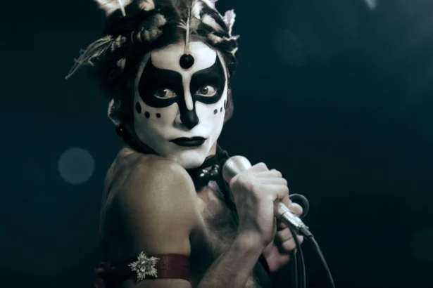 Jesuíta interpretando Ney no filme Homem com H