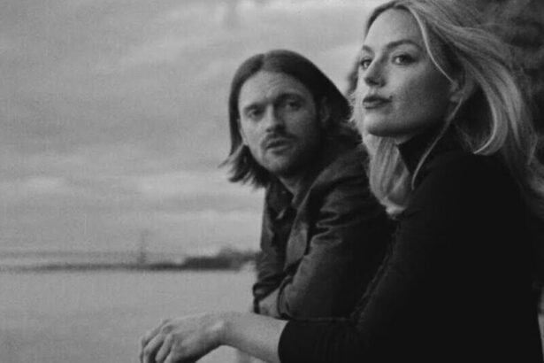 The Favors (FINNEAS & Ashe). Crédito: Clipe de The Hudson.