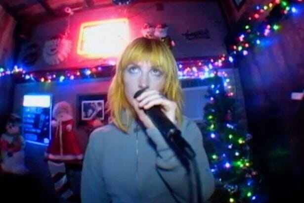 Hayley Williams. Crédito: Clipe "Ego Death At A Bachelorette".