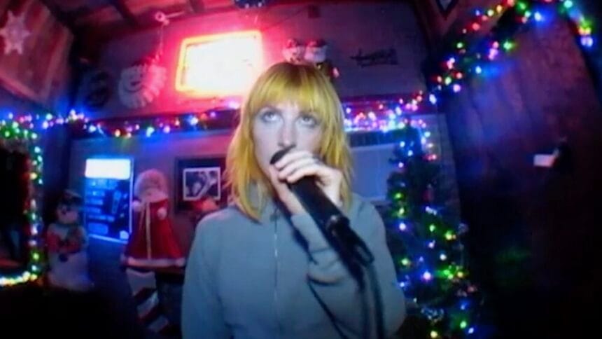 Hayley Williams. Crédito: Clipe "Ego Death At A Bachelorette".