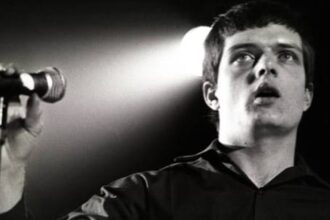 Ian Curtis do Joy Division. Crédito: Rob Verhorst/Redferns.