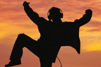 Homem com Headphones. Foto: Alem Coksa/Pixabay.