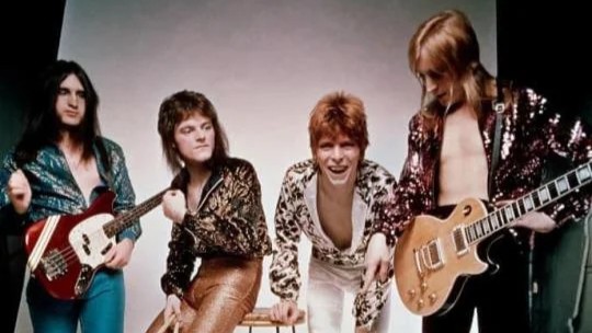 Membros da banda de David Bowie prestam homenagem a ex-segurança Stuart George
