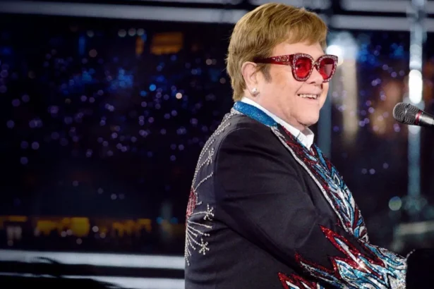 Elton John. Foto: Reprodução/Disney+.